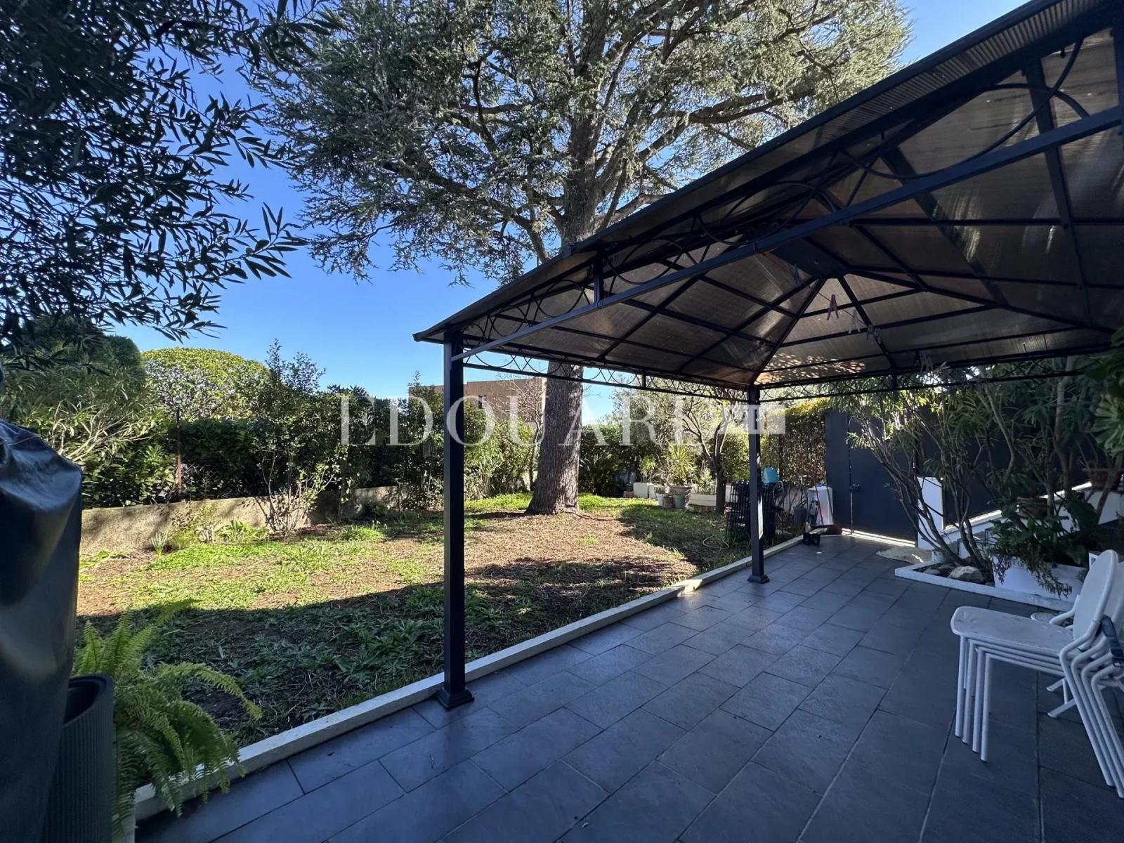 Superbe trois pièces avec vaste jardin et grande cave, dans le renommé quartier du Plateau du Cap