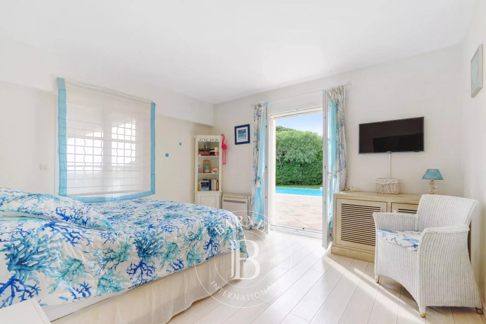 SAINTE-MAXIME - VILLA PROVENÇALE DE PLAIN-PIED - VUE MER & DOMAINE PRIVÉ