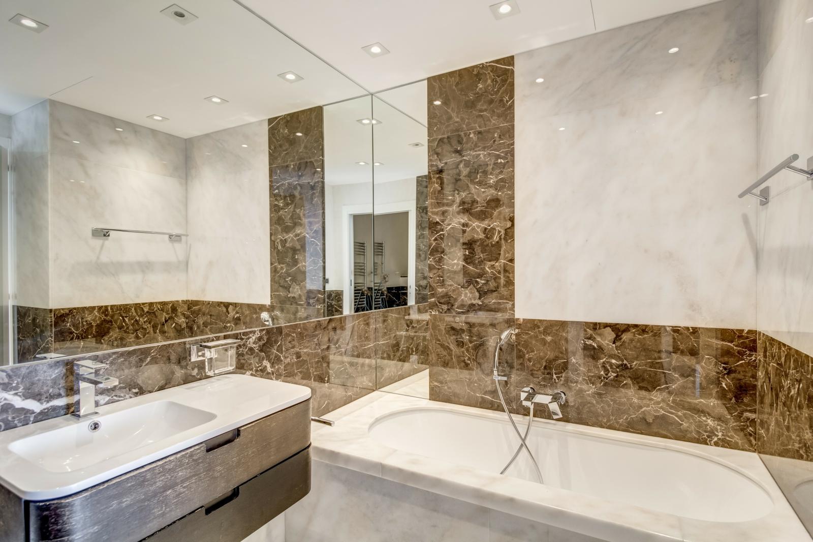 MIRABEAU : Rare appartement de 3 chambres à coucher et belle vue mer