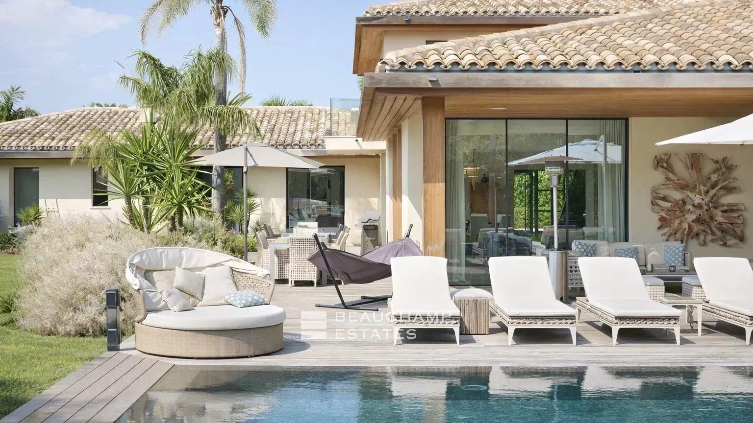 Villa contemporaine dans un domaine privé, à pieds du centre ville de Saint-Tropez et de la plage