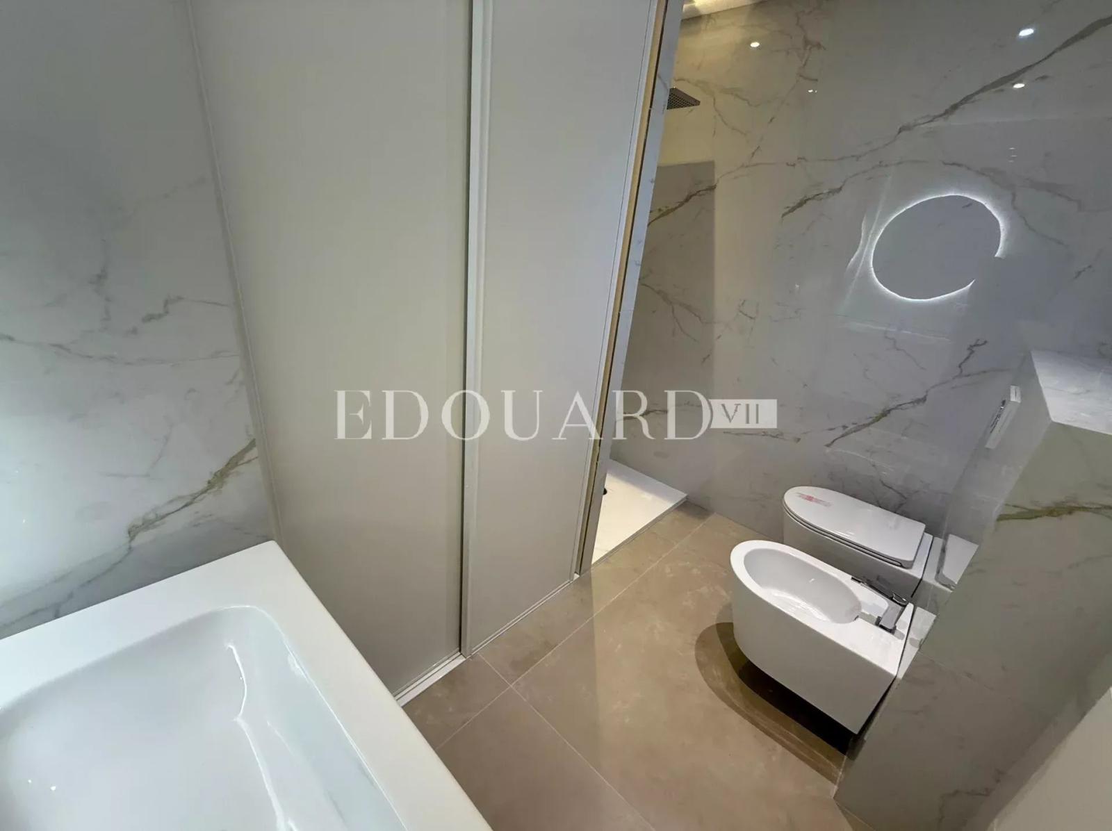 Trois pièces rénové avec grande terrasse, vaste jardin, belle vue panoramique jusqu'à la mer et parking