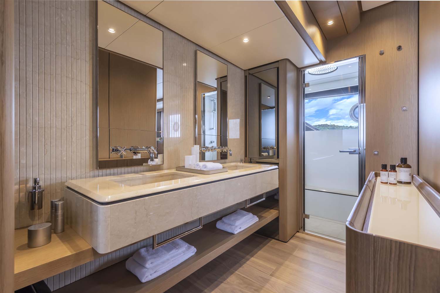 e6a96_cexrm_ferrettiyachts1000-yacht-de-luxe-a-vendre-lowerdeck-bathroom.jpg