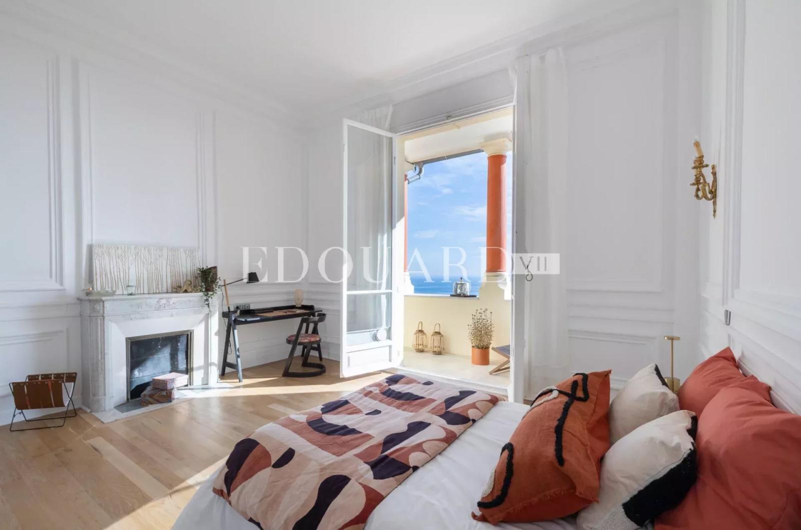 Superbe trois pièces avec splendide vue mer panoramique, en avant dernier étage d'un magnifique immeuble classé