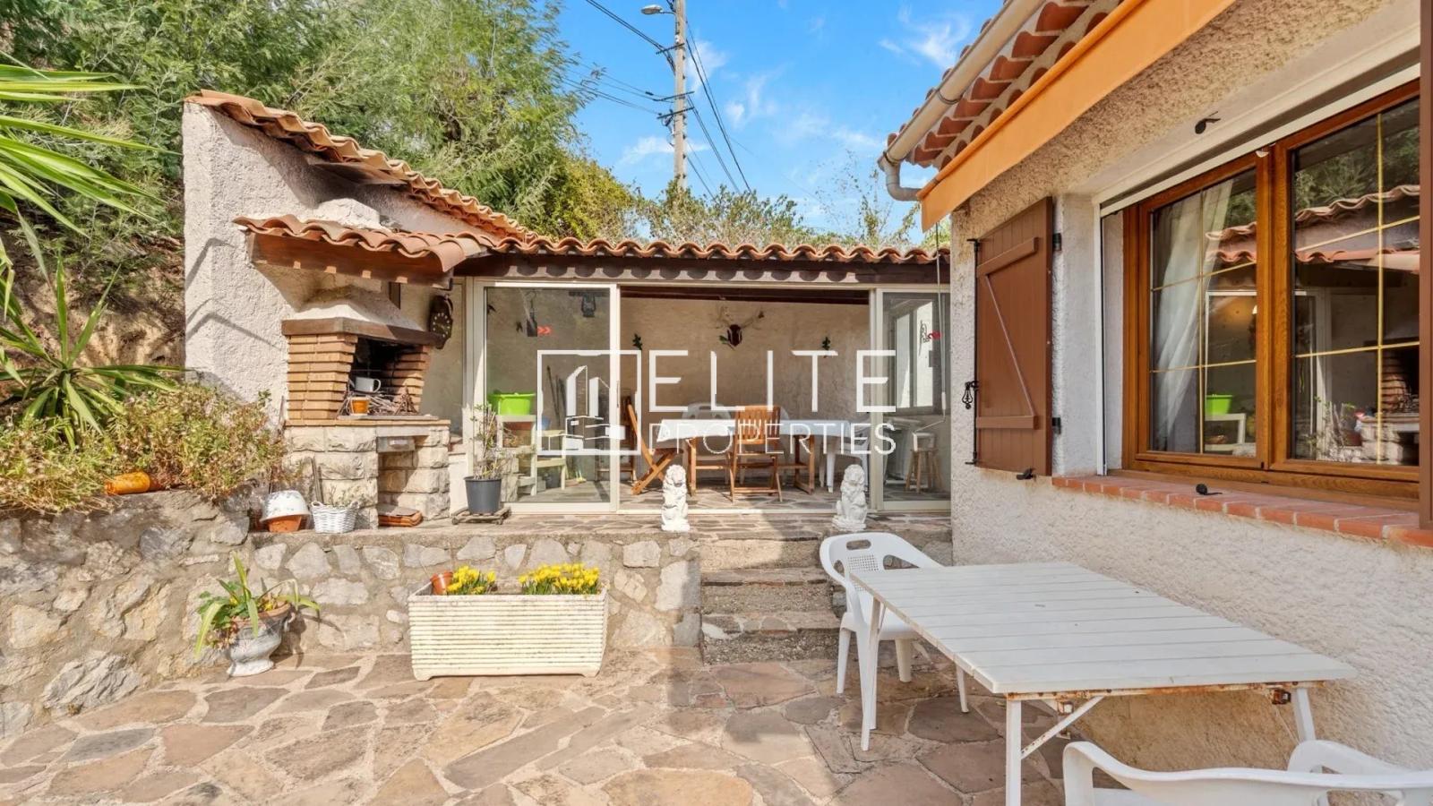 MANDELIEU-LA-NAPOULE (CAPITOU) : Maison à rénover, 110 m² habitables, vue panoramique mer et collines, terrain de 1 375 m²