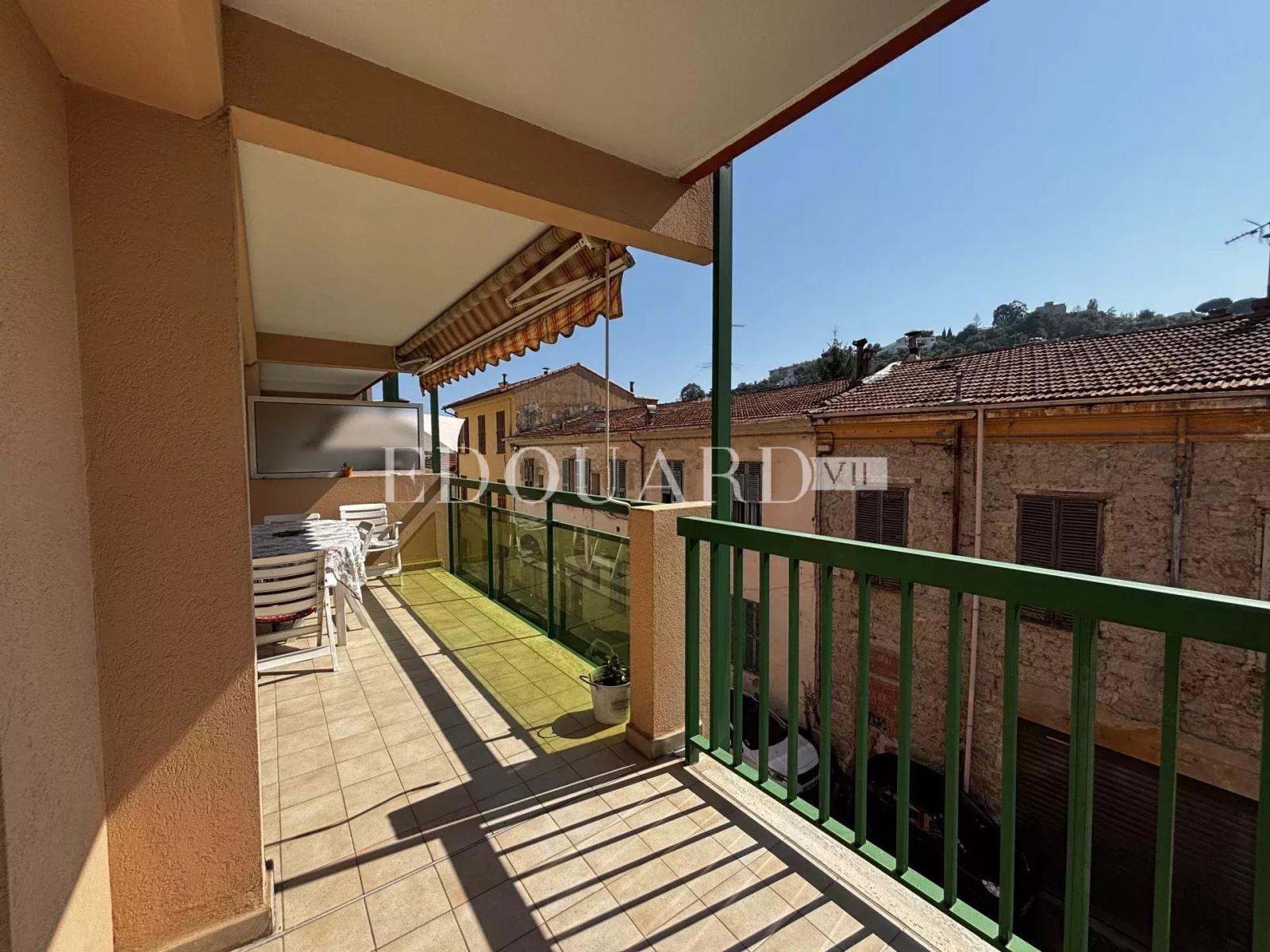 Deux pièces en parfait état avec grande terrasse, cave et garage, au deuxième étage d’un immeuble récent
