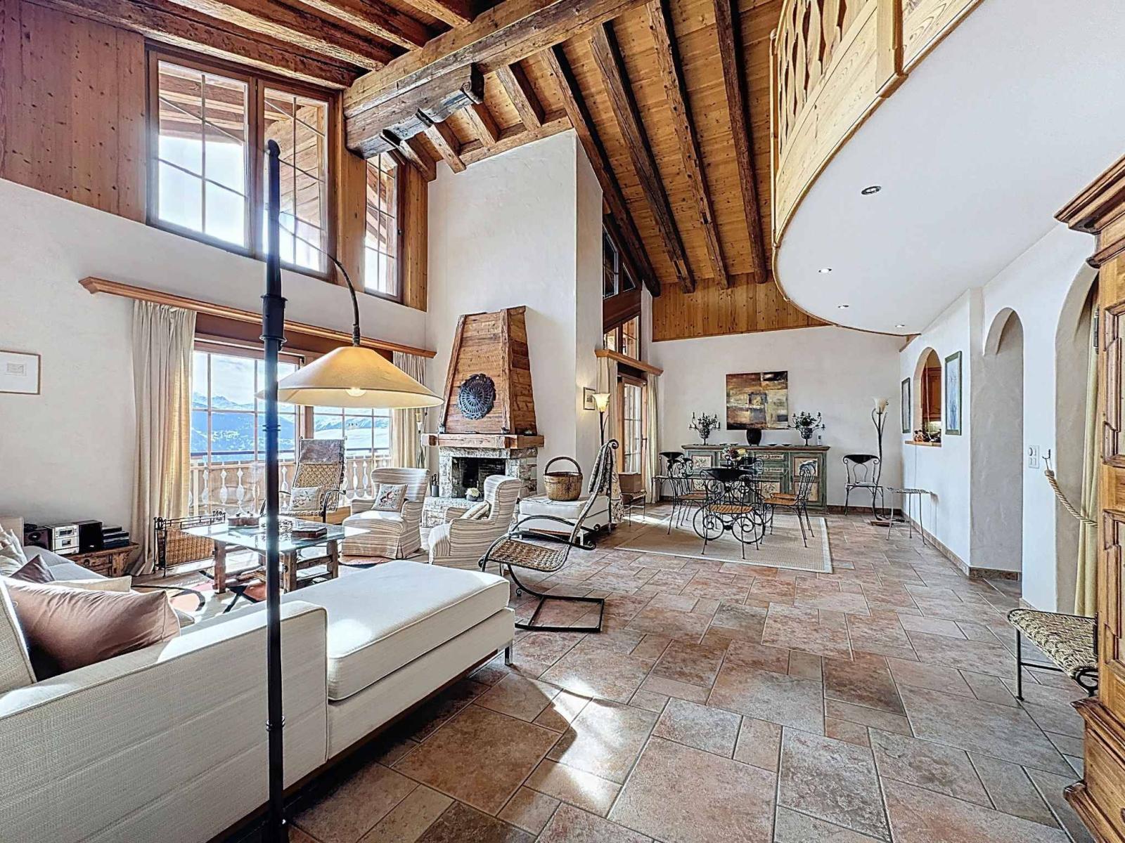 MAGNIFIQUE DUPLEX/ATTIQUE DE 6.5 PIÈCES AU CENTRE AVEC TRÈS BELLE VUE