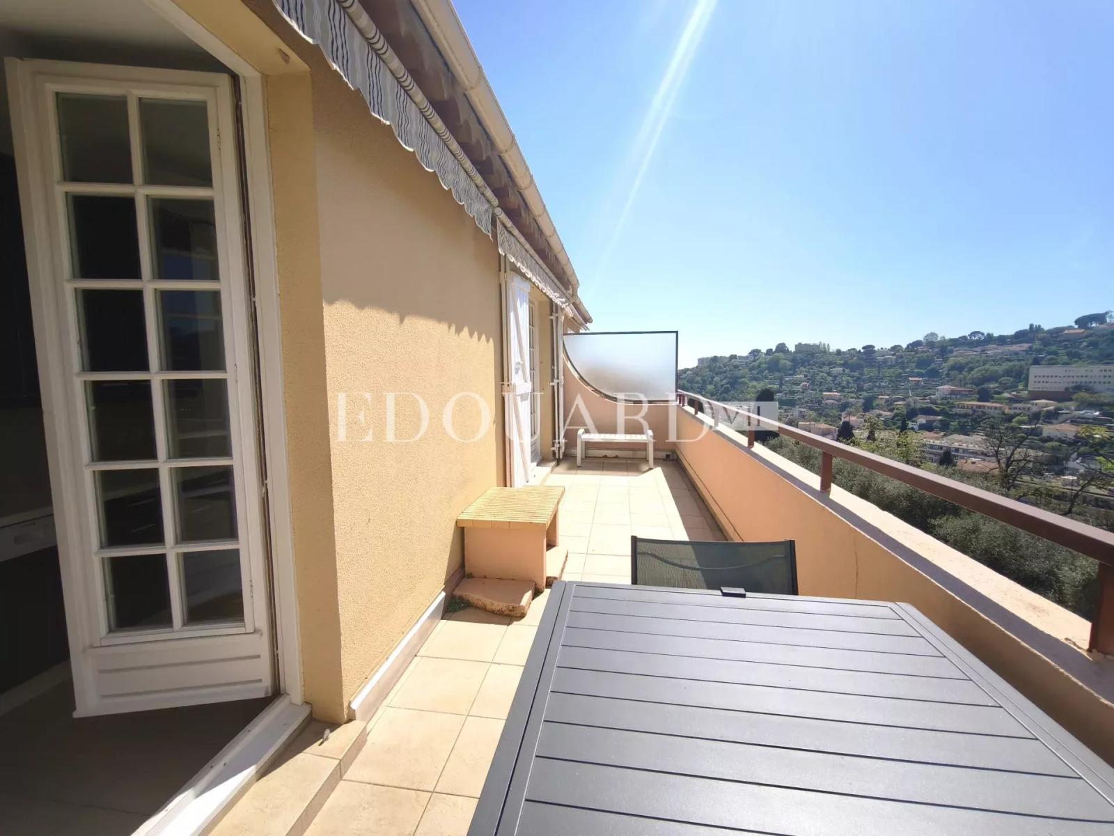 Dans le quartier Riviera, en exclusivité grand studio en dernier étage avec terrasse, cave et garage