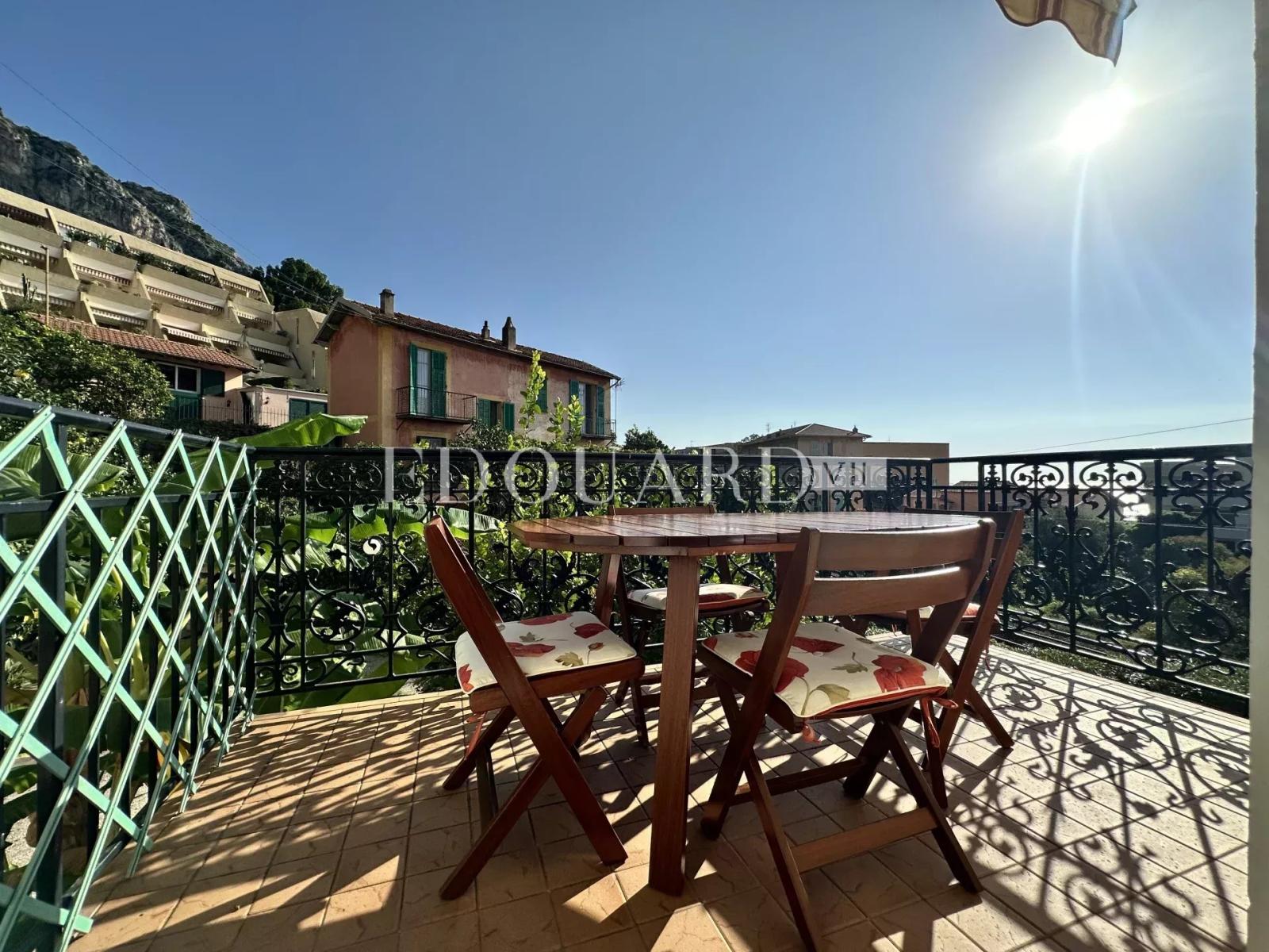 En exclusivité deux pièces avec terrasse et vue panoramique, au cœur du splendide quartier de Garavan