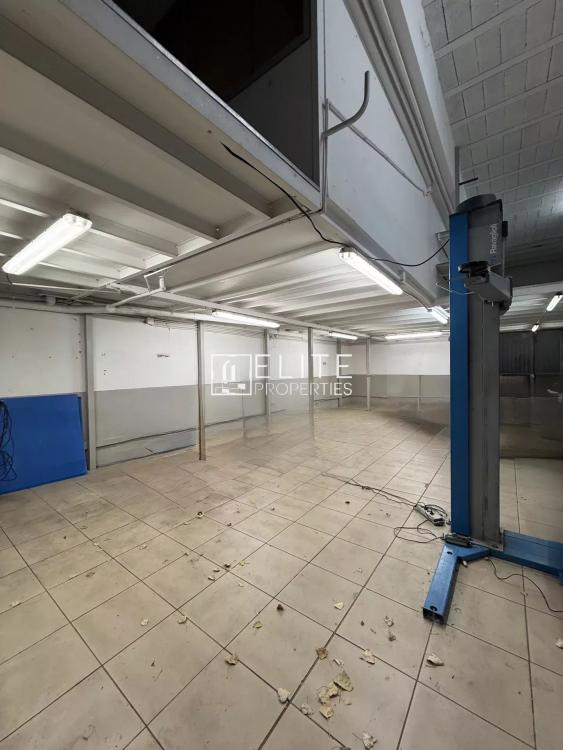 Local commercial de 163 m² avec mezzanine. bureaux et parkings privatifs – Mougins.