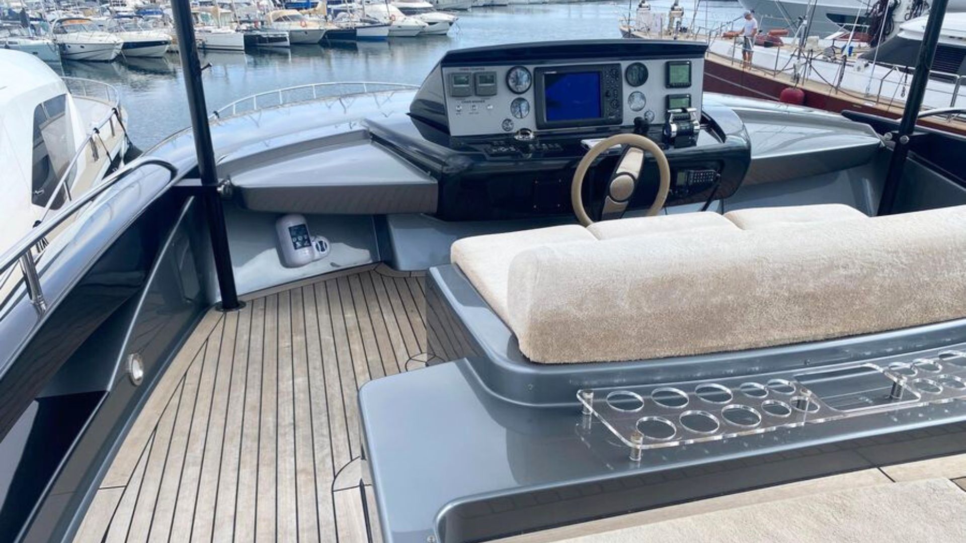 AkNTK_riva_86_domino_flybridge_2_.jpg