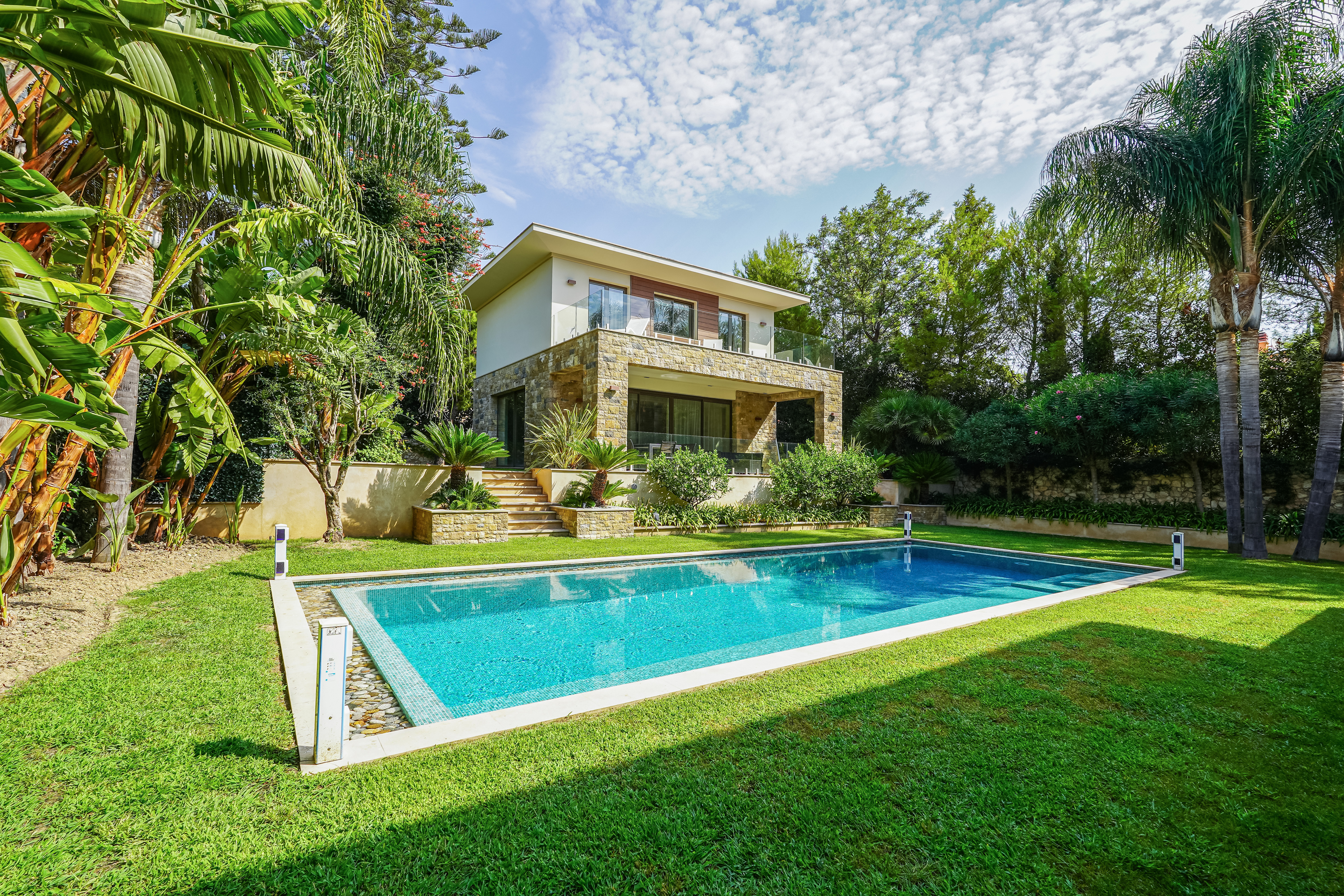 d86ab_natasha-guest-saint-jean-cap-ferrat-valeri-agency-by-jm-barei--1787305923.jpg