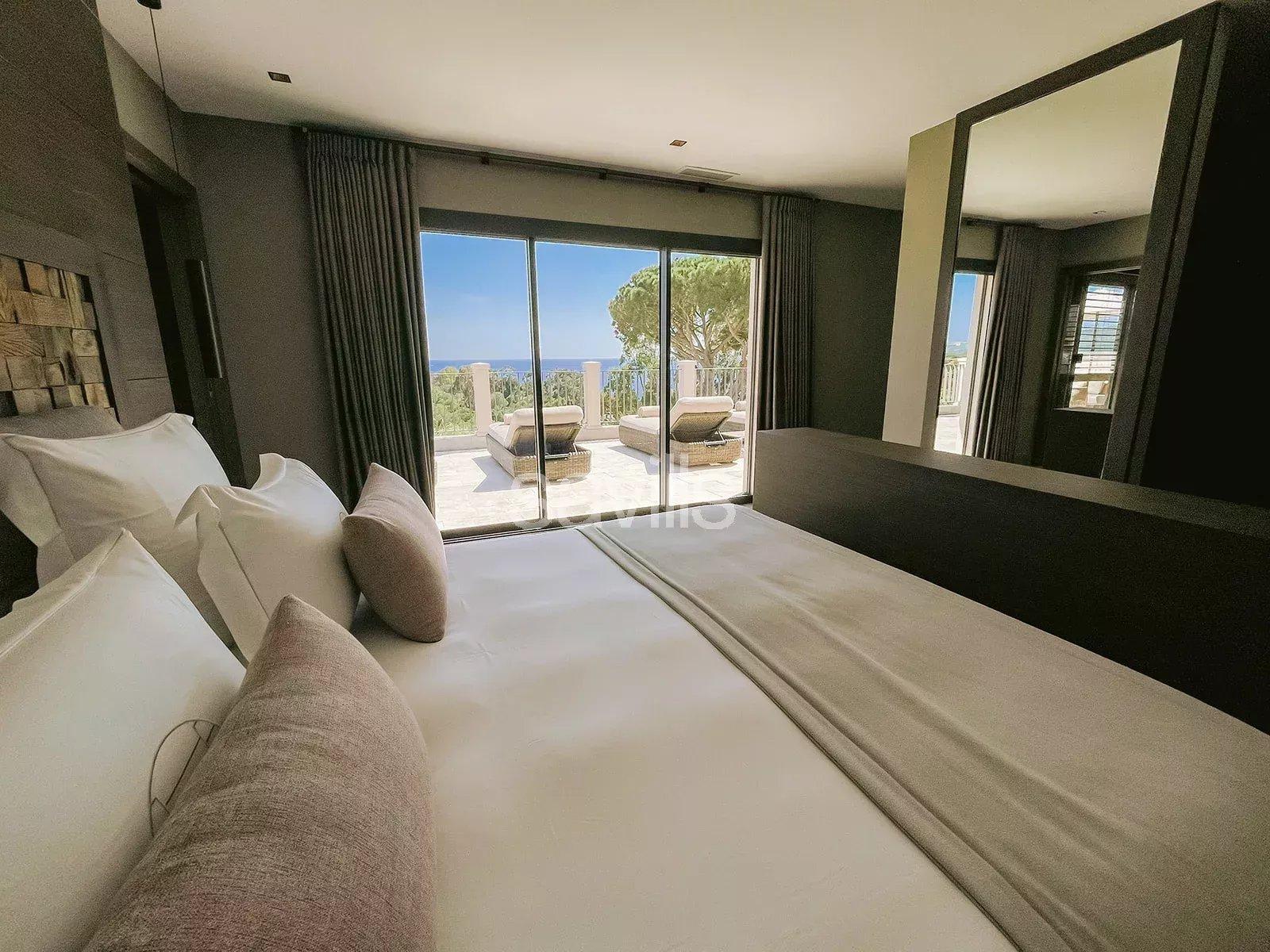 Villa contemporaine haut de gamme surplombant la mer