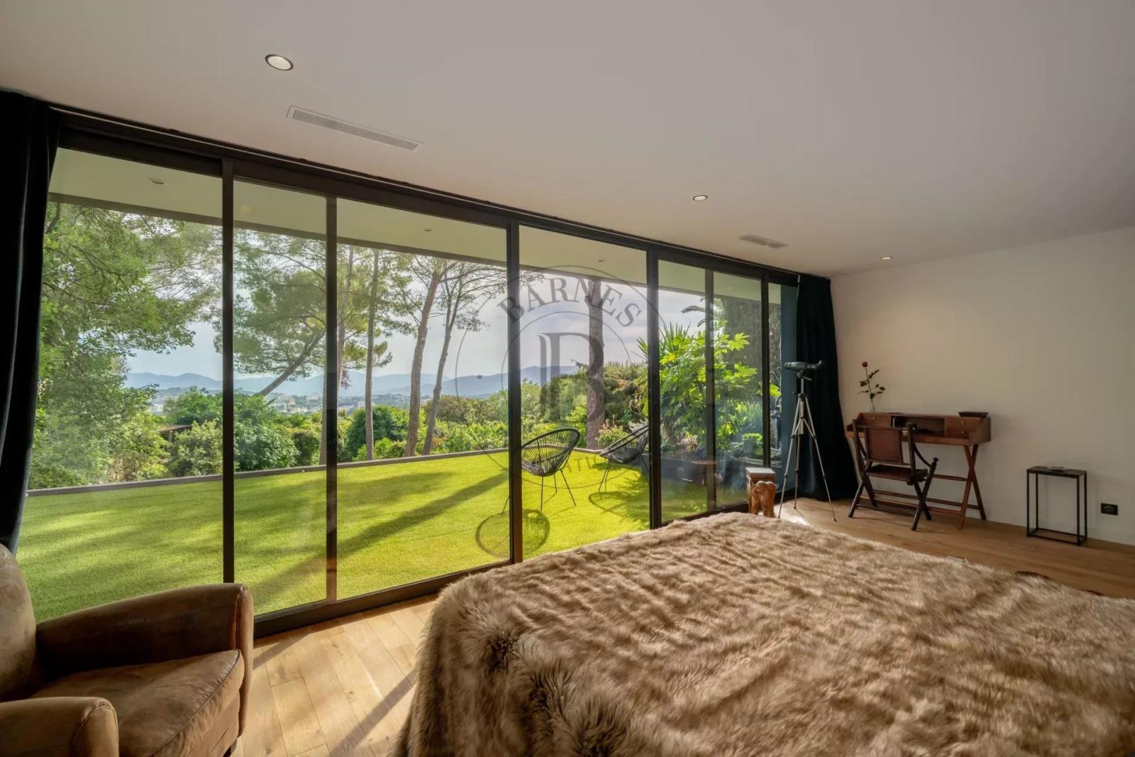 MOUGINS – VILLA CONTEMPORAINE NEUVE – VUE DÉGAGÉE