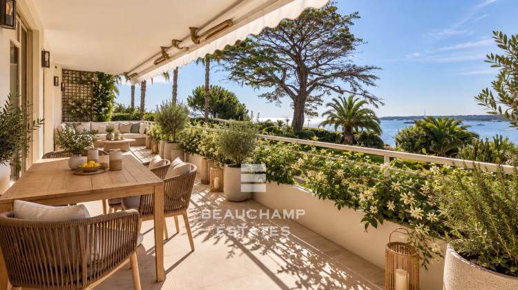 Appartement rénové de 3 chambres front de mer – Cannes Palm Beach