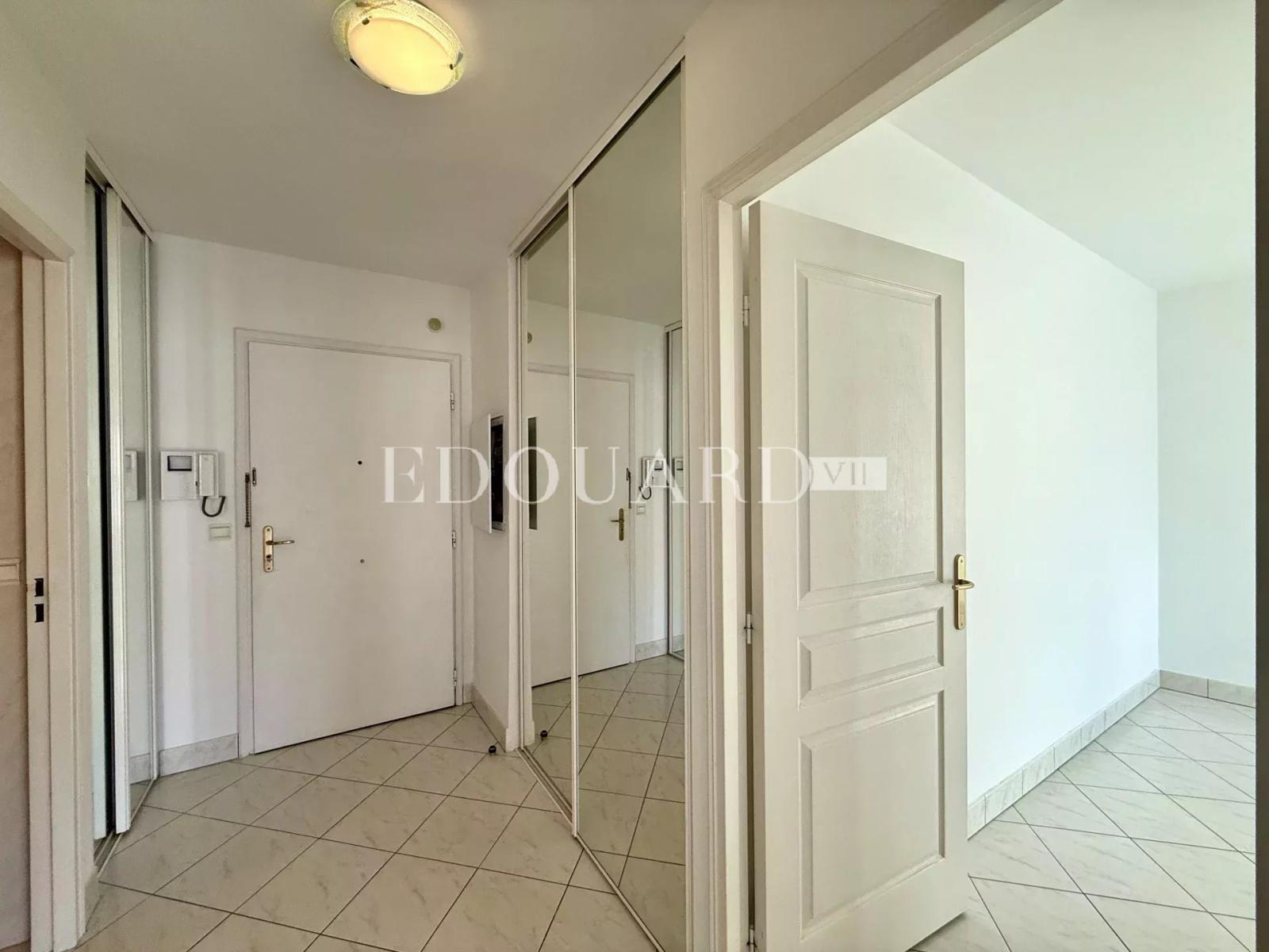 Deux pièces avec terrasse et possibilité parking, dans prestigieux immeuble face aux plages