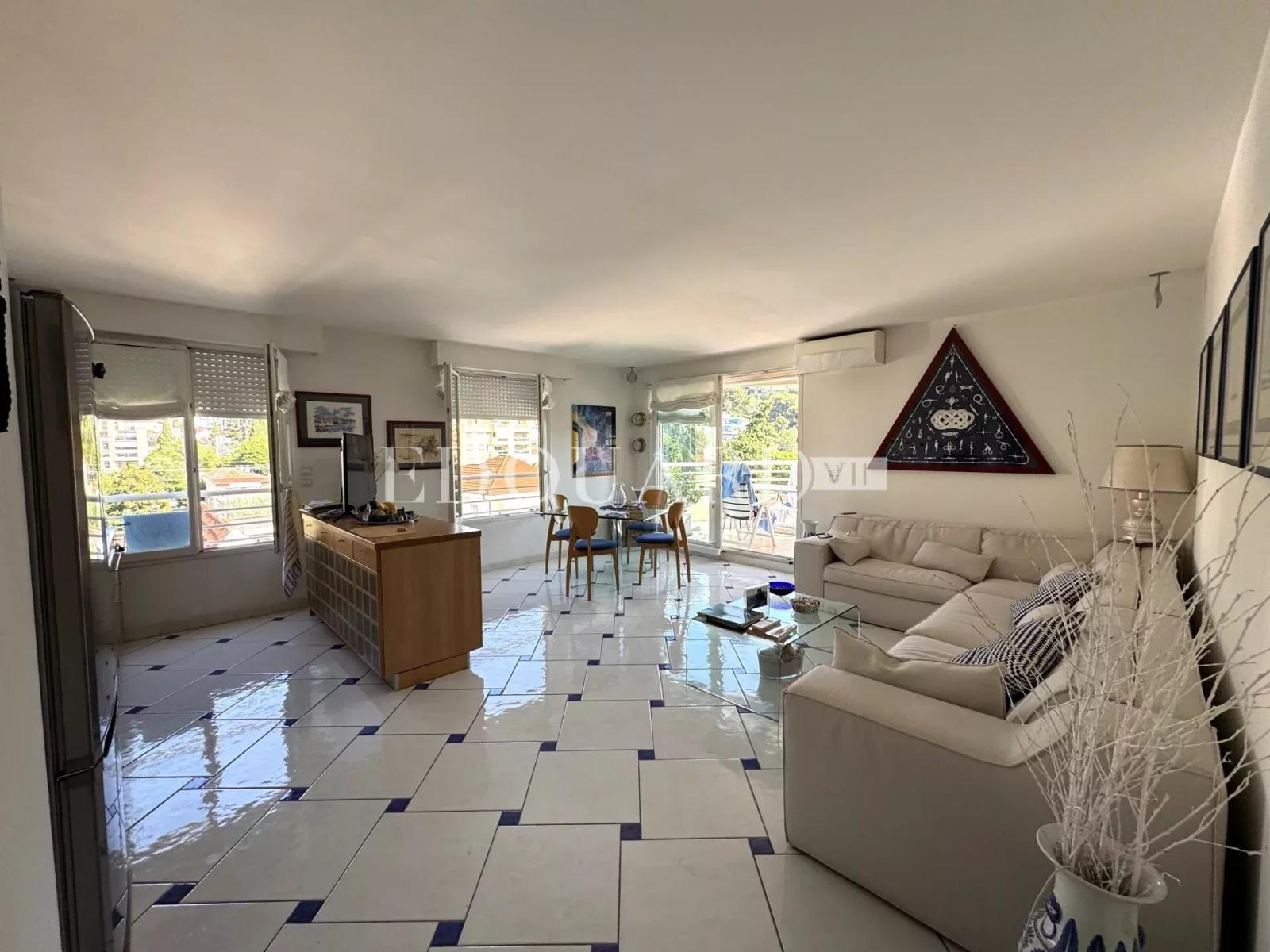 En exclusivité trois pièces à vendre avec terrasse, belle vue dégagée et garage