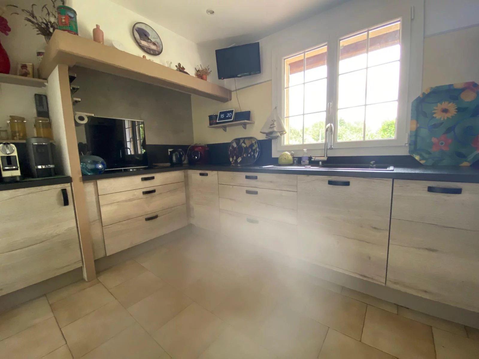 FLAYOSC - villa 3 chambres de plain-pied sur 1446 m² avec piscine