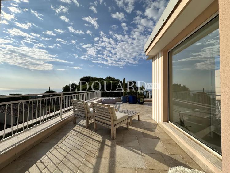 Magnifique trois pièces superbement rénové et meublé, avec spectaculaire terrasse et splendide vue panoramique