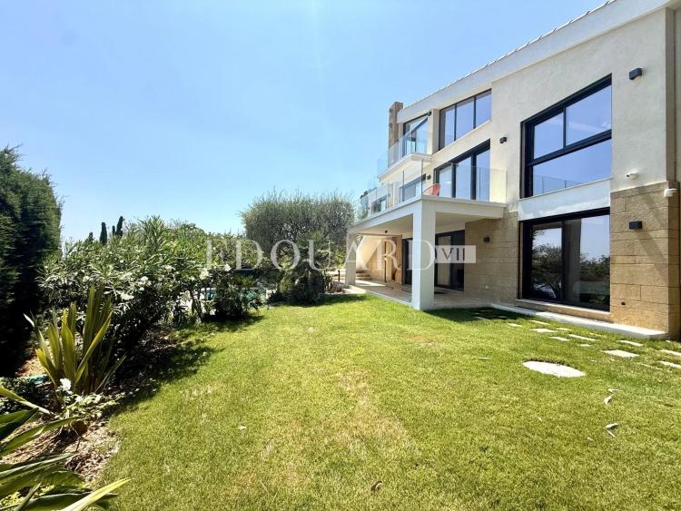 Somptueuse villa complètement rénovée avec piscine chauffée et splendide vue mer panoramique