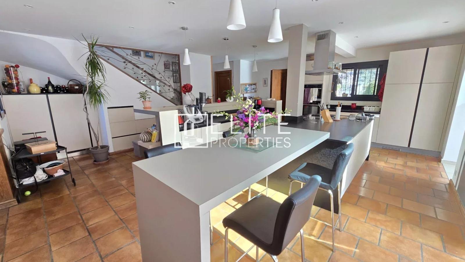 MAISON 6 PIÈCES DE 200 m² AU CALME + PISCINE – MOUANS-SARTOUX