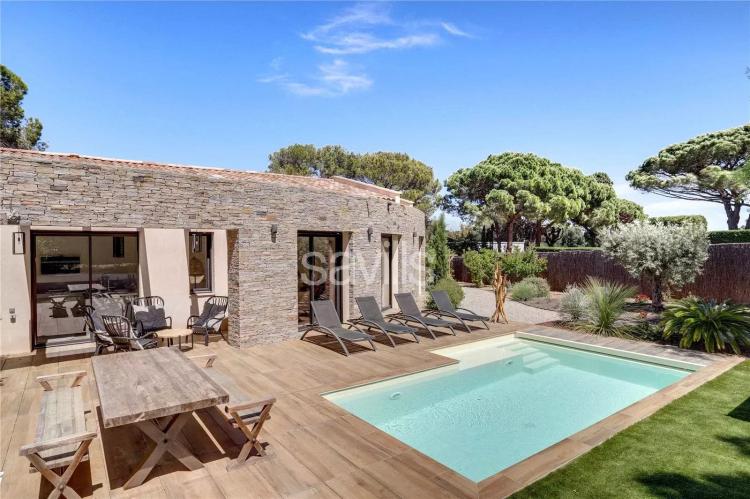 Villa à Saint-Tropez, située dans un domaine privé proche des plages.