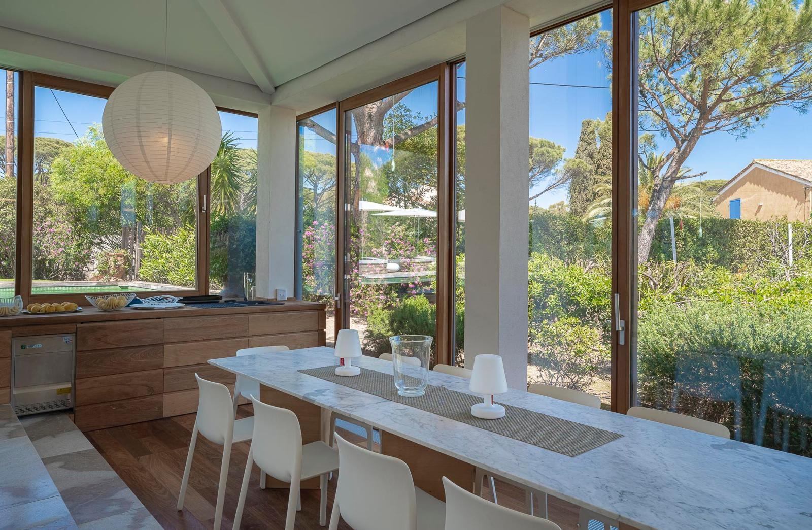 Saint-Tropez – Route de Tahiti – Villa de cinq chambres avec piscine en location saisonnière