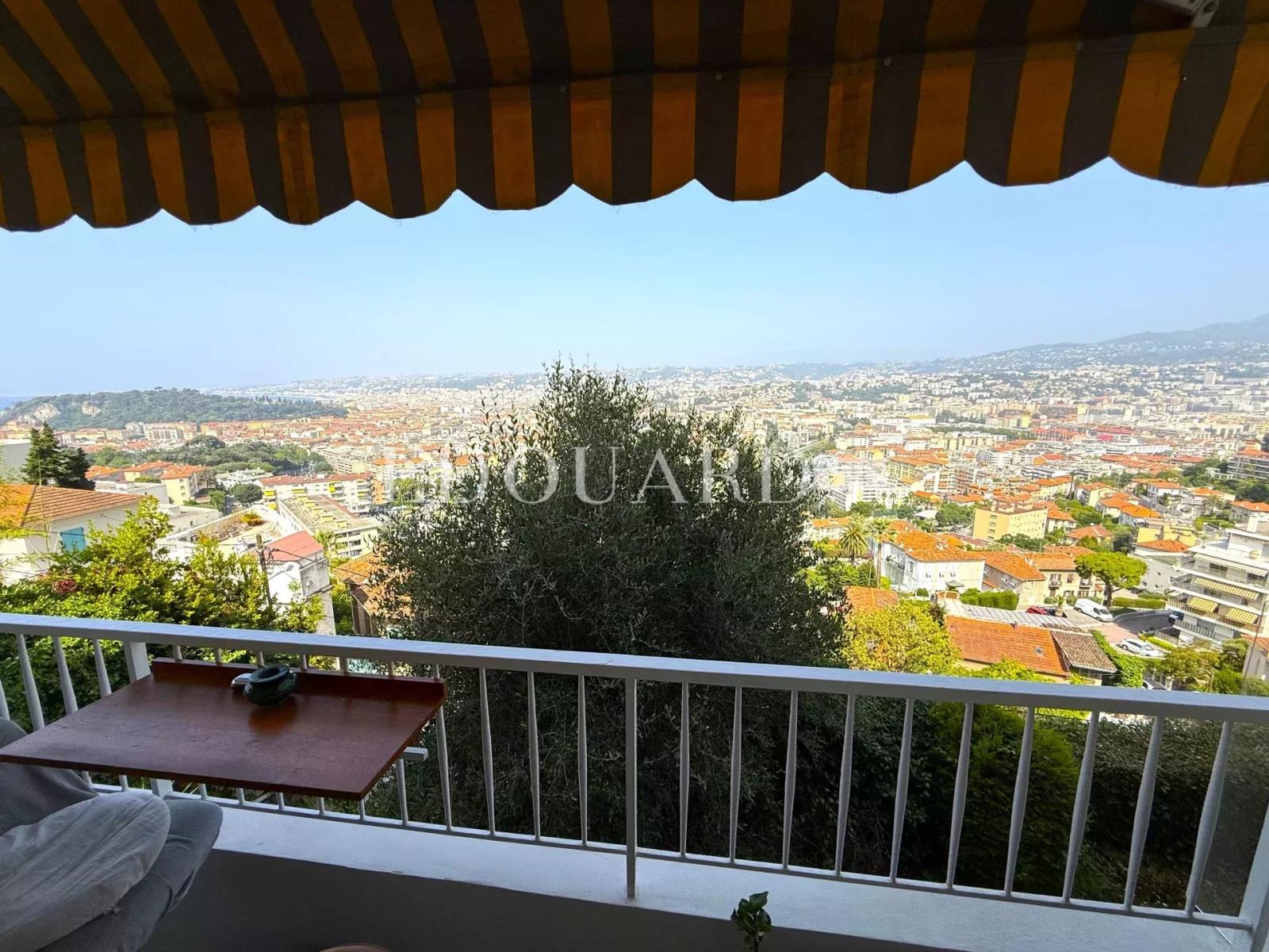 VENDU - Dans le quartier recherché du Mont Boron, superbe trois pièces avec vue panoramique sur la ville de Nice