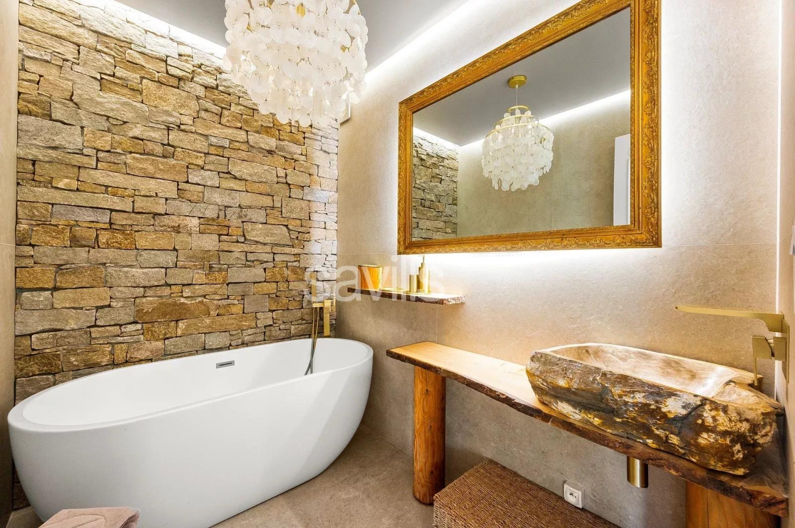 Vue mer pour cet appartement trois chambres avec accès direct à la plage - Saint-Tropez