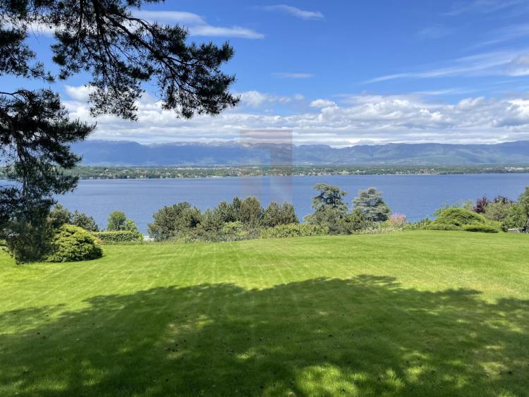 Maison classique avec vue lac panoramique