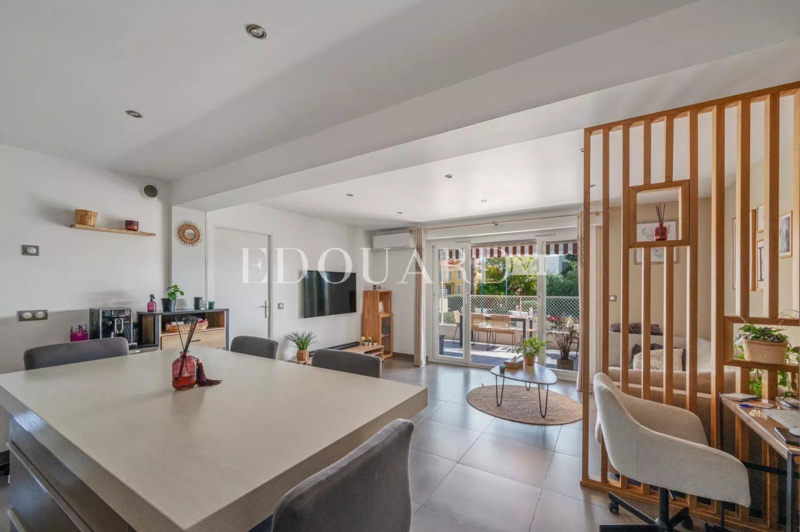 Sur la commune de Villefranche sur Mer,  charmant quatre pièces à vendre avec grande terrasse