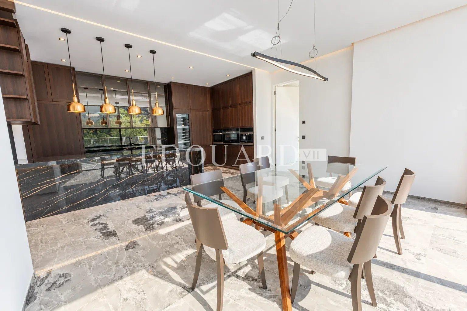 En exclusivité villa neuve avec domotique, ascenseur, grandes terrasses, piscine à débordement et belle vue mer