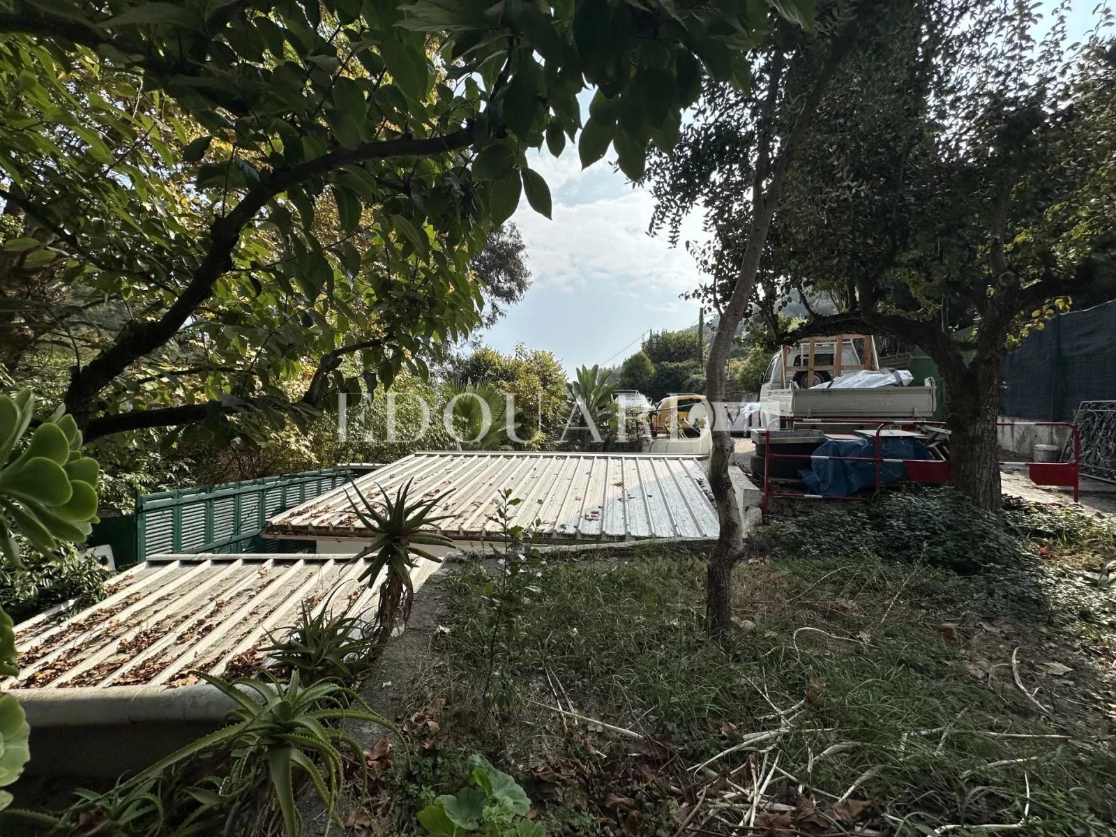 Sur la commune de Castellar, charmante maisonnette avec 6 parkings, exclusivité