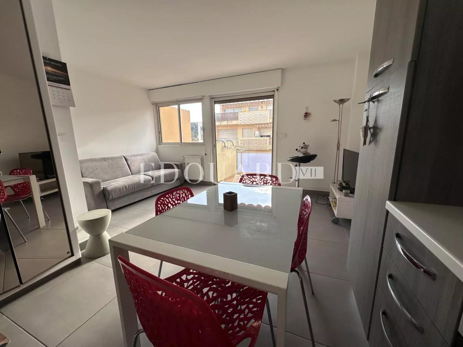 En exclusivité charmant studio finement rénové avec  balcon, vue mer latérale et possibilité garage