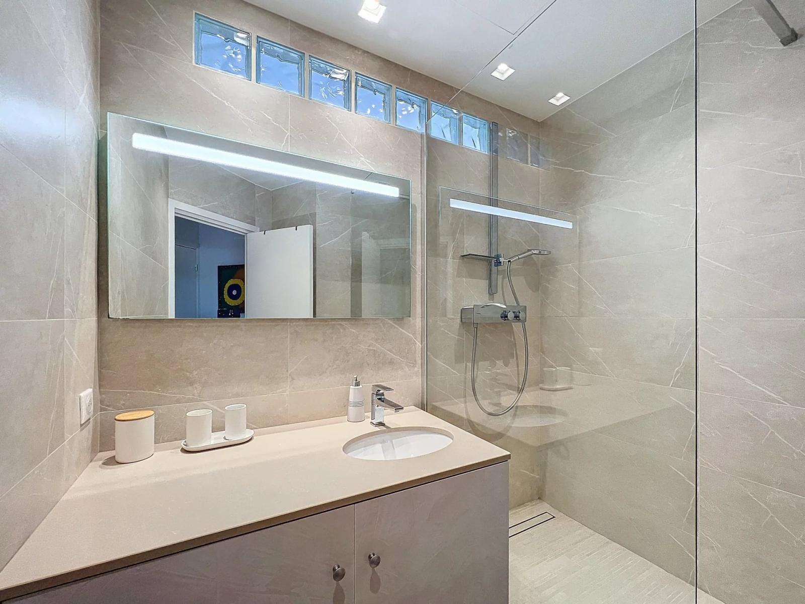 2 PIÈCES CANNES BANANE RUE D'ANTIBES