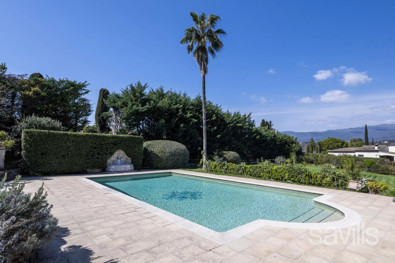 Une Proprieté Majestueuse au Cœur de Valbonne