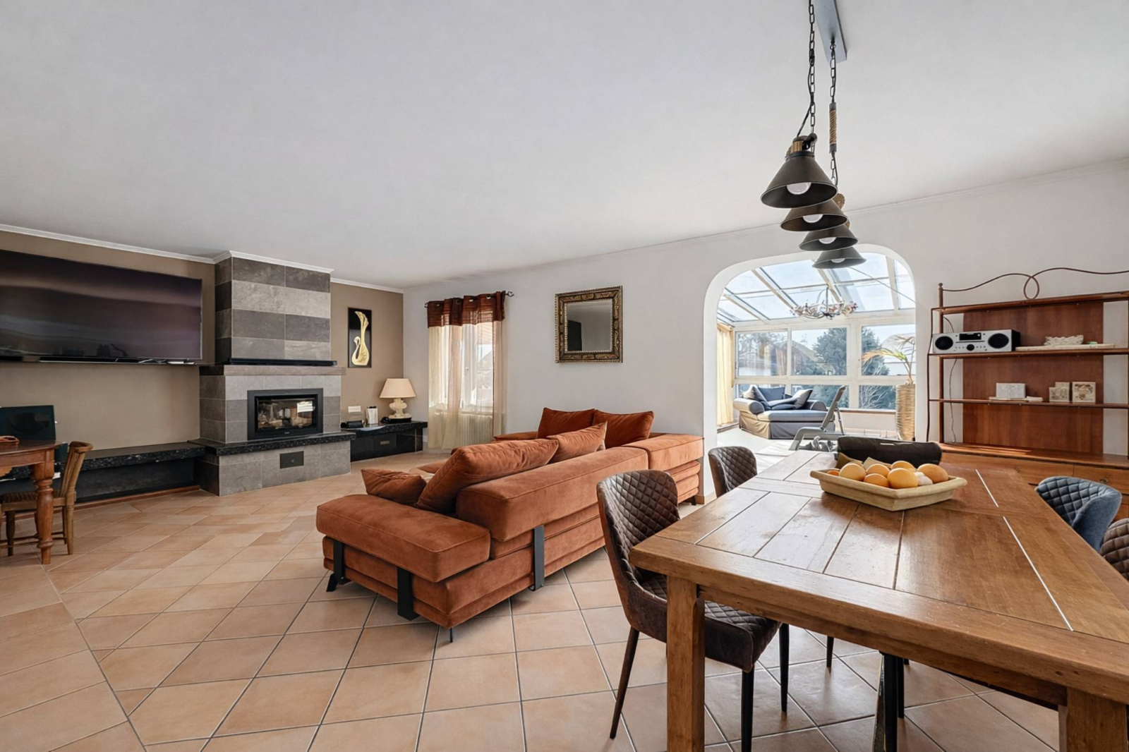 Élégante villa familiale avec piscine intérieure, sauna et hammam