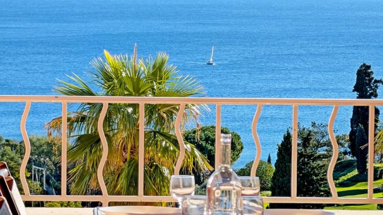 A vendre AGAY CAP ESTEREL LE VILLAGE 2 pièces traversant exposé au Sud, vue mer panoramique parking.