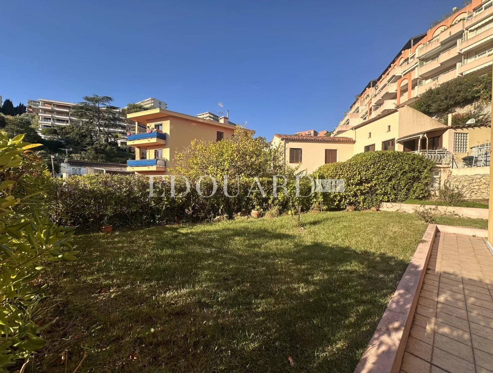 En exclusivité trois pièces traversant avec grande terrasse couverte et vaste jardin