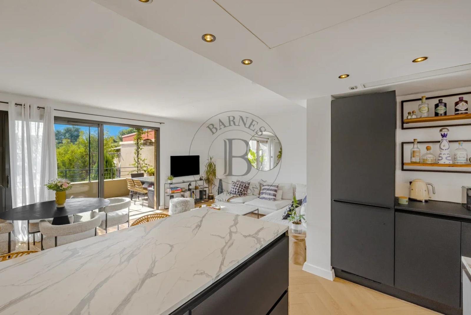 APPARTEMENT - 3 PIECES - DERNIER ETAGE - TERASSE - PISCINE