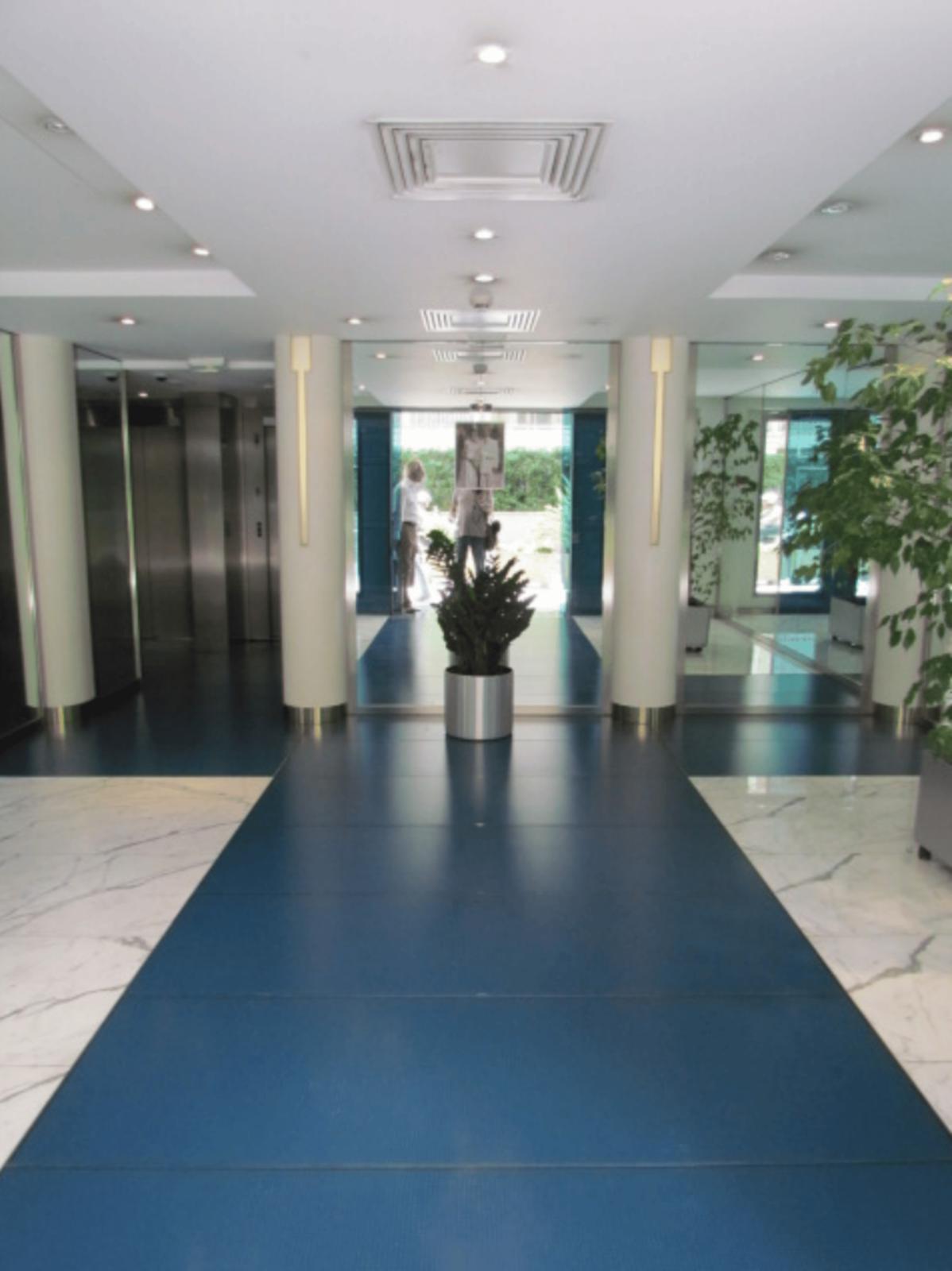 BOULEVARD D'ITALIE: grand bureau meublé de 5 pièces en vente