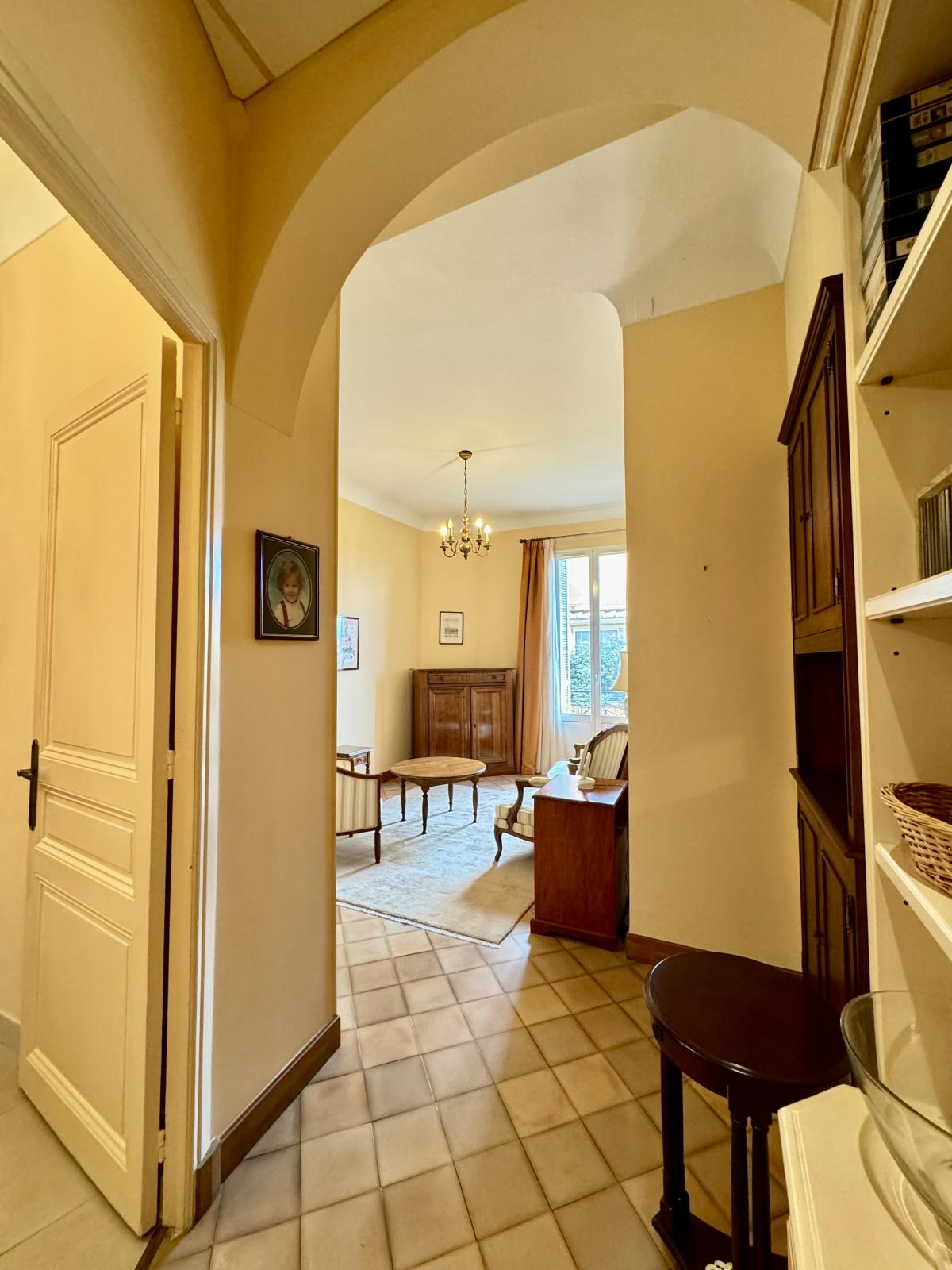 MAGNIFIQUE 4 PIECES AVEC VUE SUR LE ROCHER