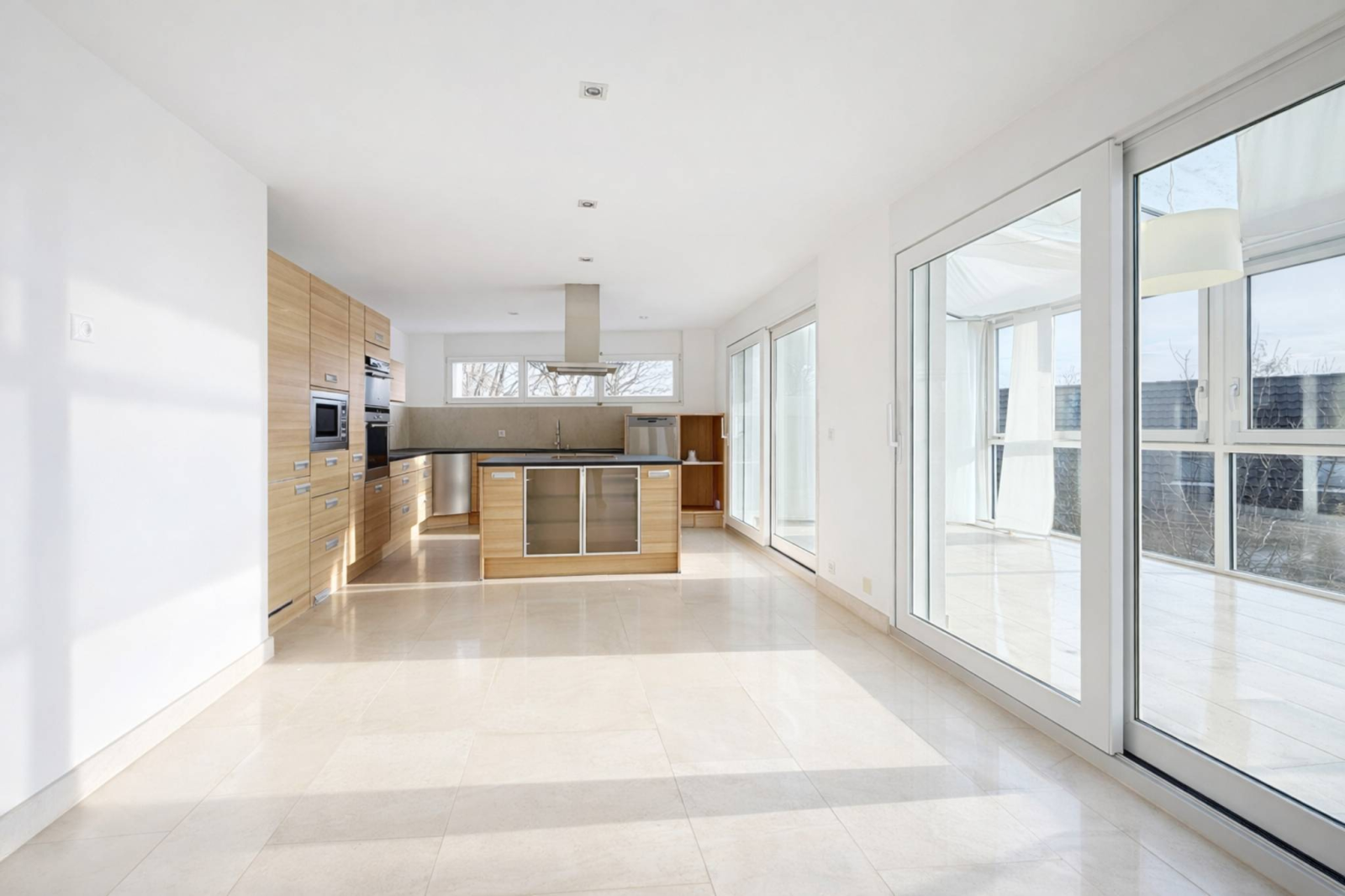 Duplex lumineux avec jardin attenant à l'ISL (Rendement ~4%)