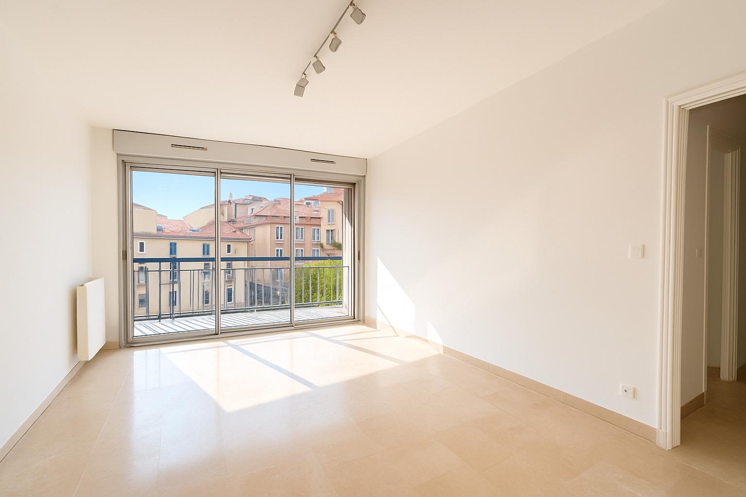 Millefiori - Grand studio à rénover transformable en 2P