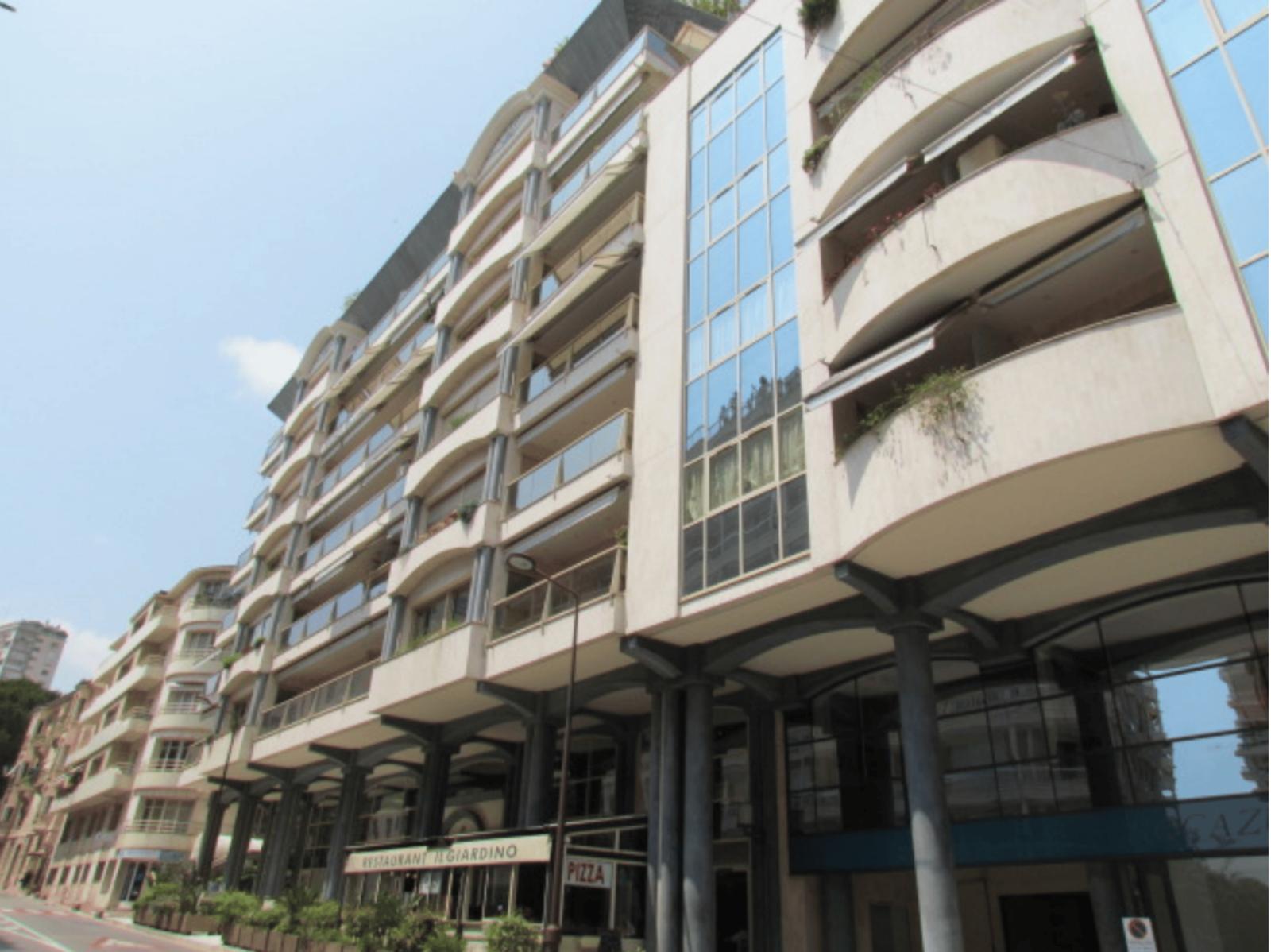 BOULEVARD D'ITALIE: grand bureau meublé de 5 pièces en vente