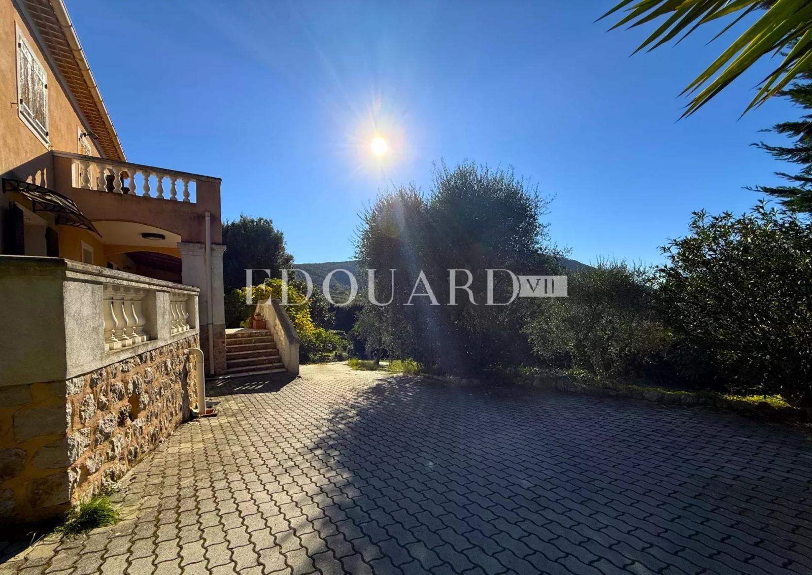 Dans un domaine privé proche de La Turbie, à vendre villa présentant un potentiel important