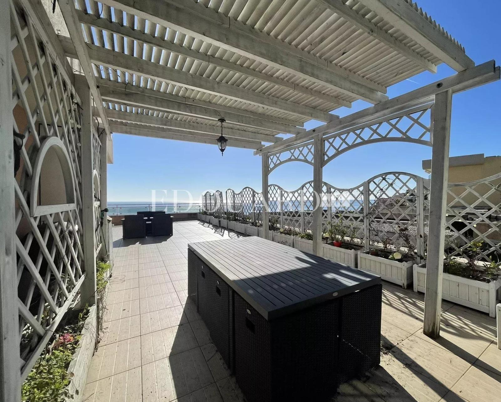 Superbe deux pièces en dernier étage avec spectaculaire terrasse, splendide vue mer et garage. Exclusivité