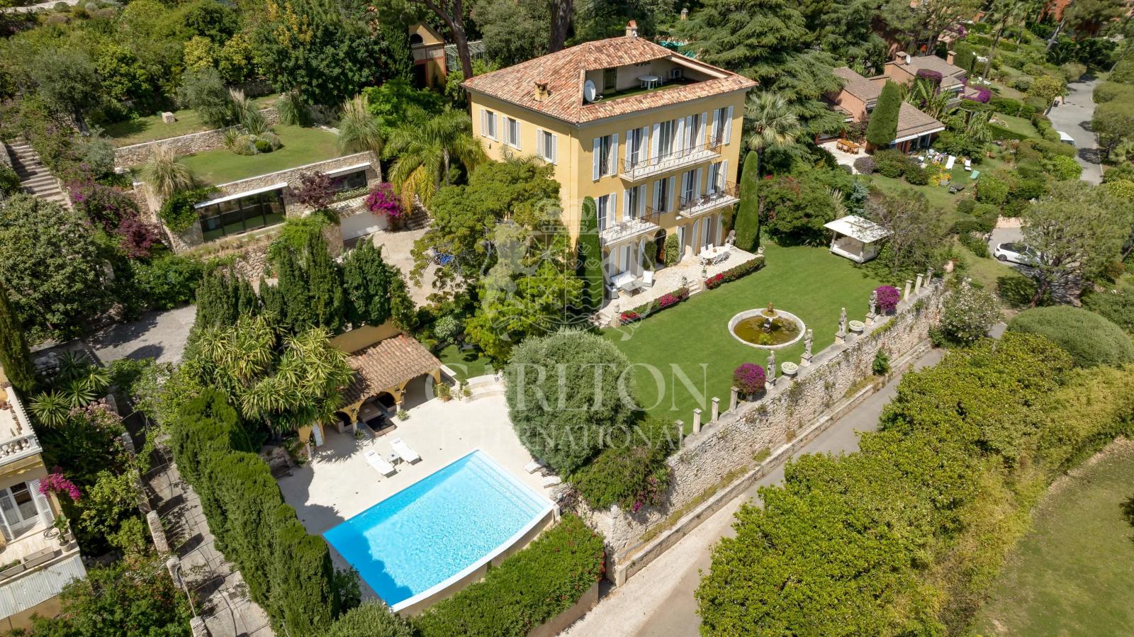 Villa d’exception à pied des plages, offrant une vue mer panoramique et deux maisons d’invités