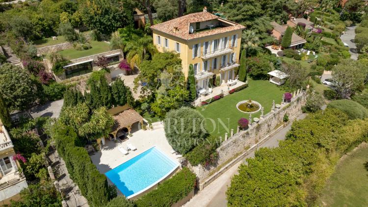 Villa d’exception à pied des plages, offrant une vue mer panoramique et deux maisons d’invités