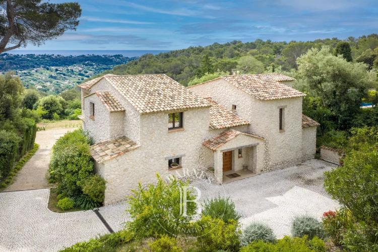 Propriété en pierres rénovée avec vue panoramique sur la mer et le village de Saint-Paul-de-Vence