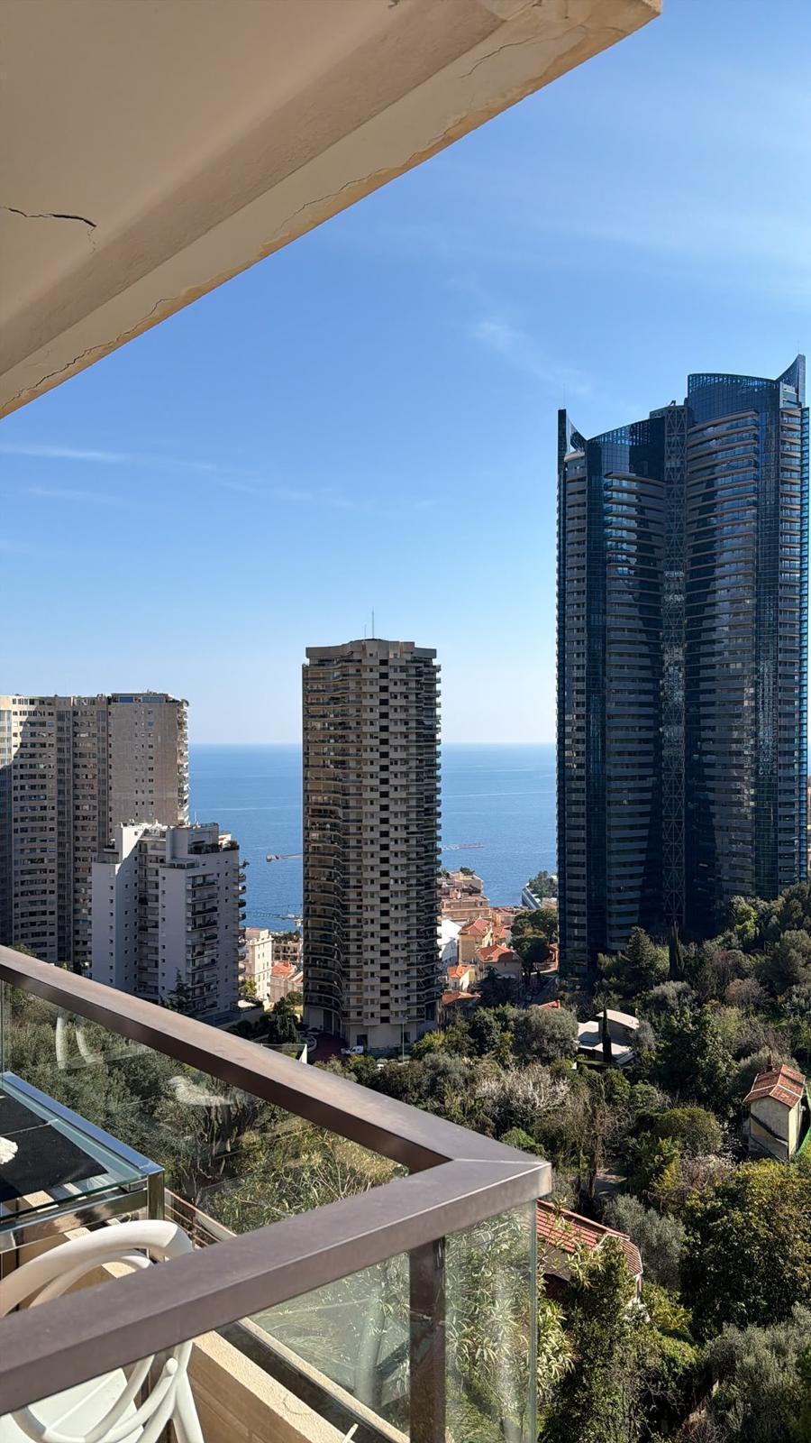 APPARTEMENT 2 PIÈCES MEUBLÉ AVEC TERRASSE, VUE MER, PISCINE ET GARAGE – BEAUSOLEIL